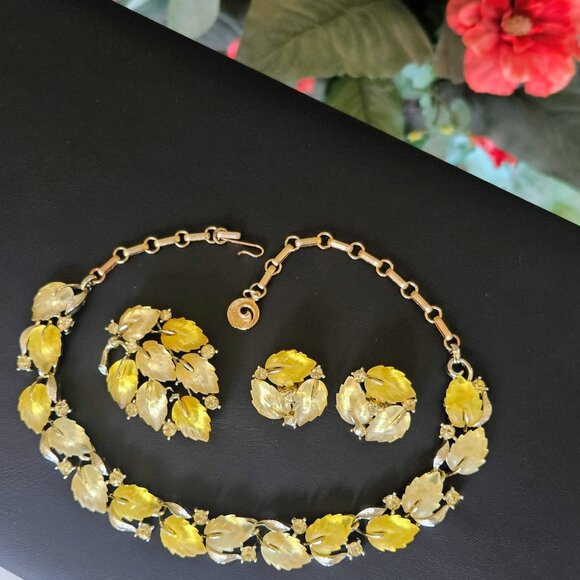 Vintage Lisner Yellow Molded Glass Leaves Necklace, Brooch & Earring Set - Picture 1 of 7